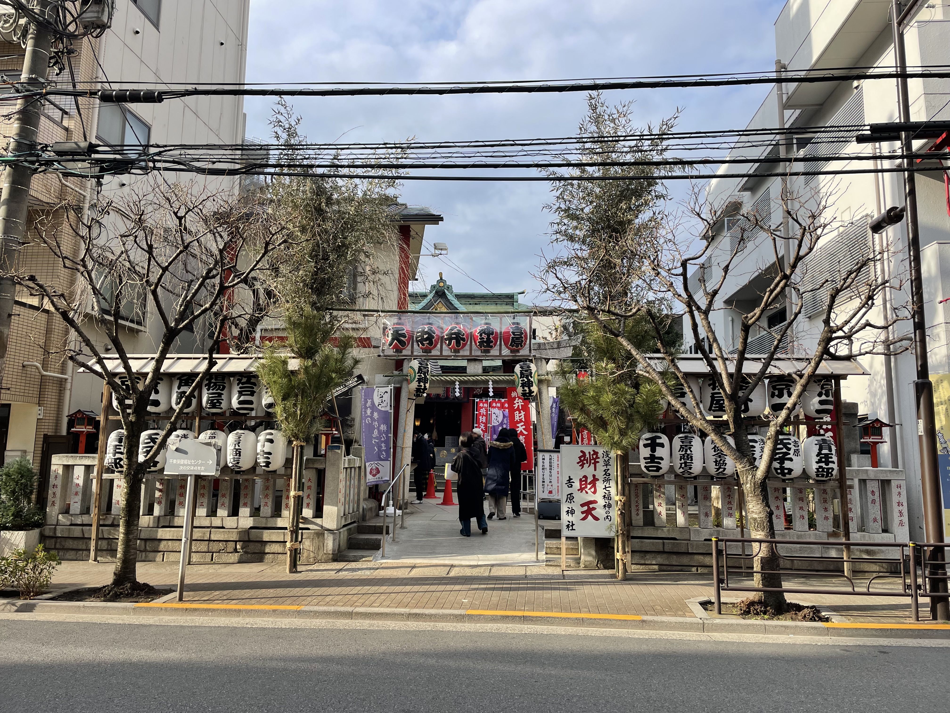 2025年の吉原神社。正面入口、社殿、吉原神社と記された提灯が見える